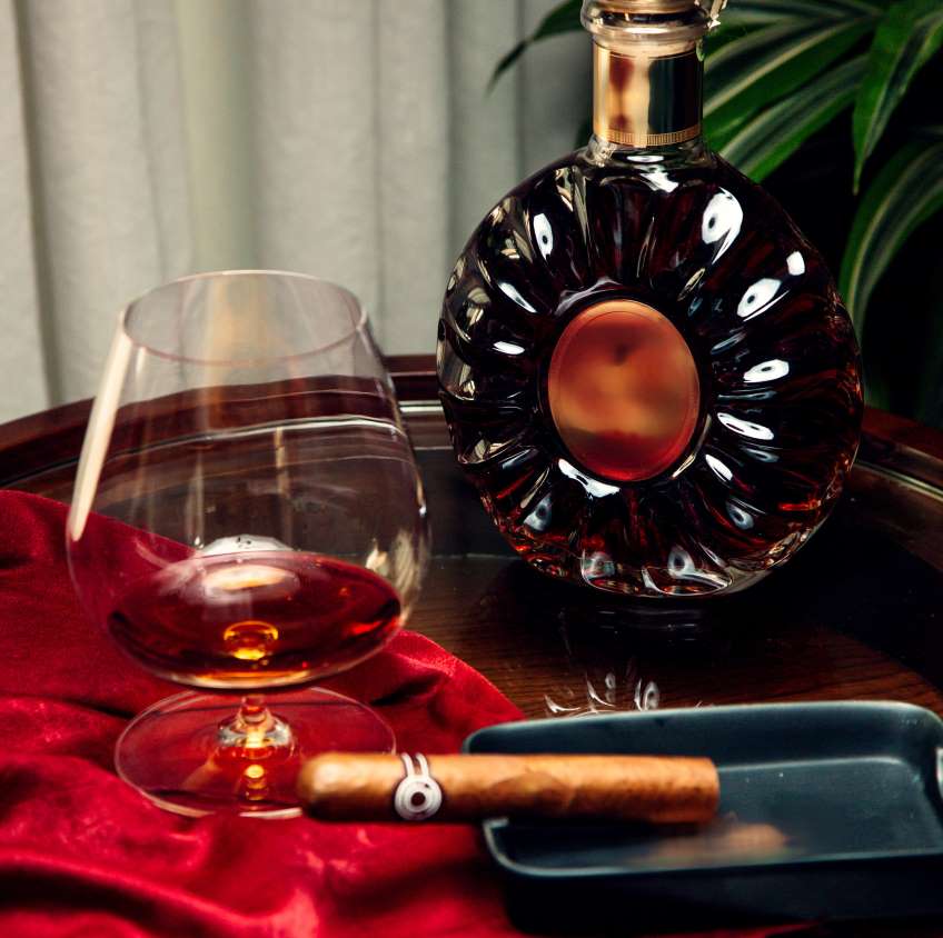 Cigar Pairing Guide: Matching Cigars with Drinks
